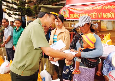 Đại diện lãnh đạo Công an tỉnh Đắk Nông trao quà cho người dân.