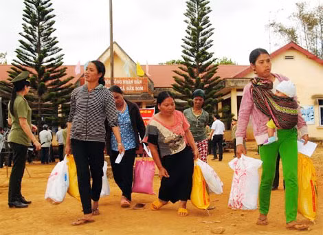 Niềm vui của người dân khi đón nhận món quà ý nghĩa từ đoàn công tác từ thiện.