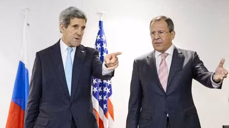 Ngoại trưởng Mỹ John Kerry và Ngoại trưởng Nga Sergei Lavrov đã có cuộc gặp bên lề hội nghị Ngoại trưởng các nước thành viên tổ chức An ninh và hợp tác châu Âu (OSCE) ở Basel hồi đầu tháng 12. Ảnh: Reuters