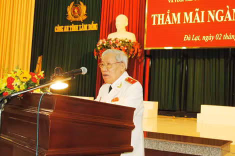 Thiếu tướng Phan Văn Lai, Trưởng Ban liên lạc phát biểu ôn lại quá khứ hào hùng của lực lượng Công an chi viện cho miền Nam.