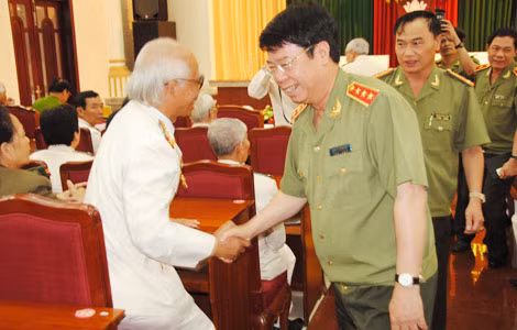 Thứ trưởng Bùi Văn Nam ân cần thăm hỏi các đồng chí trong đoàn.