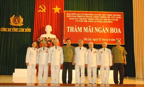 Các thành viên trong đoàn chụp ảnh lưu niệm cùng lãnh đạo Công an Lâm Đồng.
