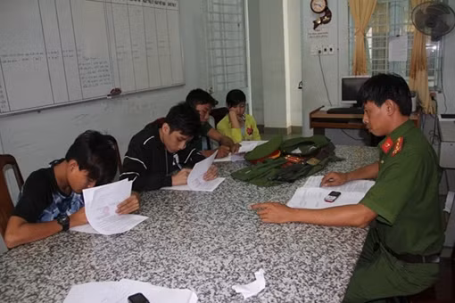 Chủ Salon tóc mặc trang phục CAND livestream trên Tiktok để câu view ảnh 4
