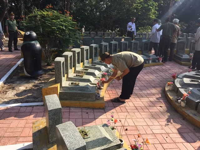 Cán bị, chiến sỹ thắp nén nhang tri ân các anh hùng, liệt sỹ Cán bị, chiến sỹ thắp nén nhang tri ân các anh hùng, liệt sỹ