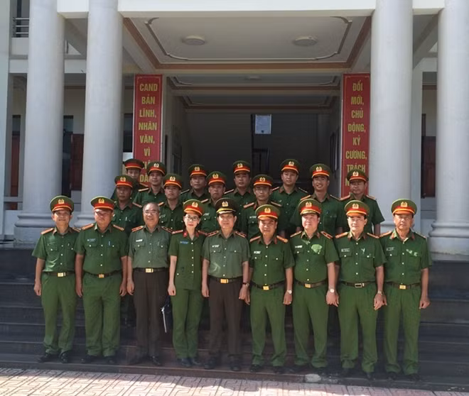 Thứ trưởng Nguyễn Văn Sơn và đoàn công tác chụp hình lưu niệm với CBCS của Trại giam Cây Cầy
