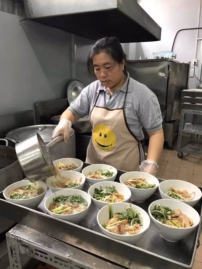 Thành viên của Nhóm thiện nguyện chuẩn bị phục vụ người nghèo