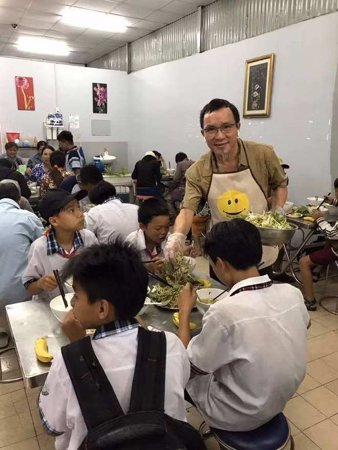 Ông Lâm Tấn Lợi trực tiếp chăm sóc người nghèo trong từng suất ăn
