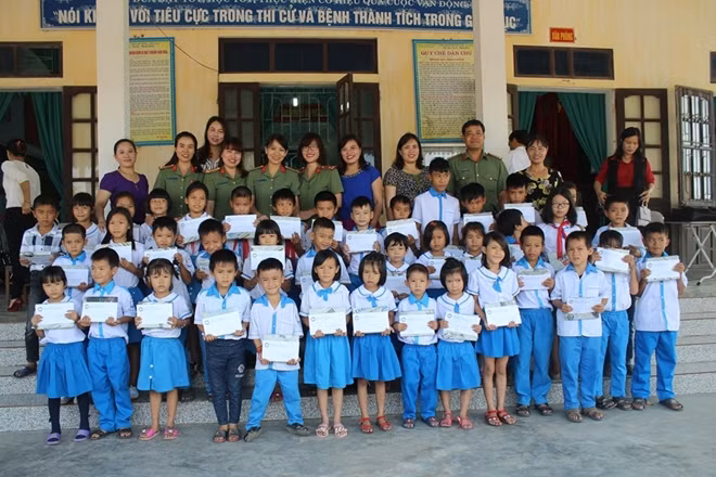 Trường Cao đẳng ANND II chụp ảnh lưu niệm với giáo viên và học sinh