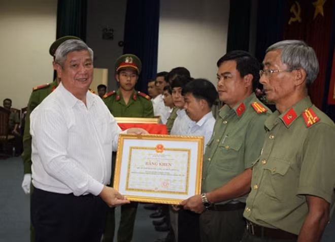 UBND tỉnh Bình Dương trao tặng Bằng khen cho các tập thể, cá nhân (ảnh T.Lý)