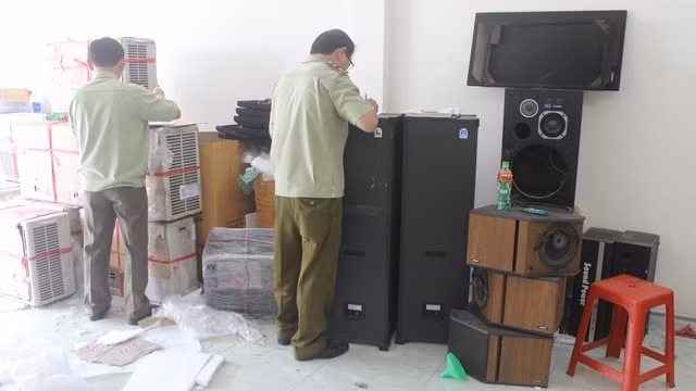 Lực lượng chức năng thu giữ tang vật của vụ việc