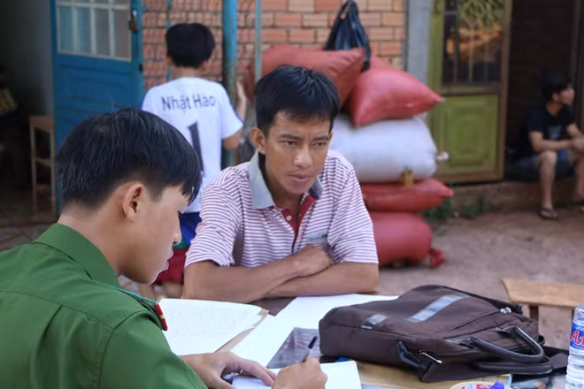 Công an huyện Phú Riềng làm việc với chủ hàng Lê Văn Long