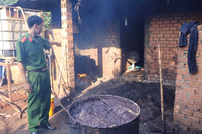 Địa điểm nấu tạp chất và pha trộn nằm ở phía sau nhà