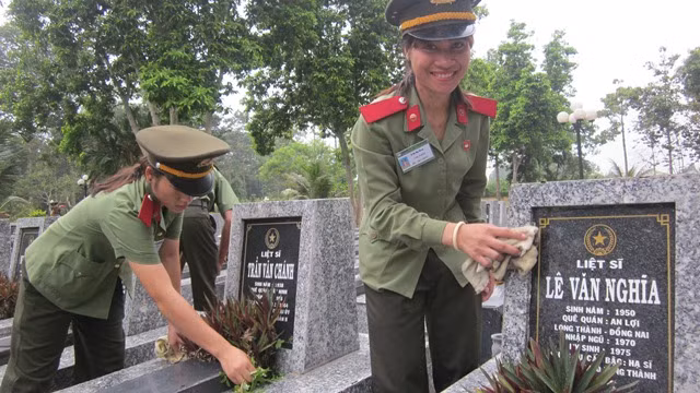 Đoàn viên lao động, dọn vệ sinh tại các phần mộ liệt sỹ