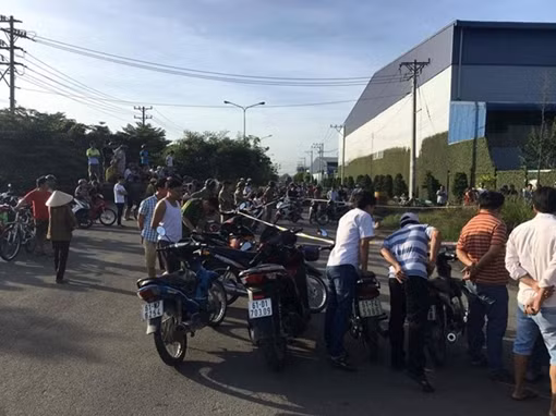 Nam thanh niên chết gục bên đường với nhiều vết đâm