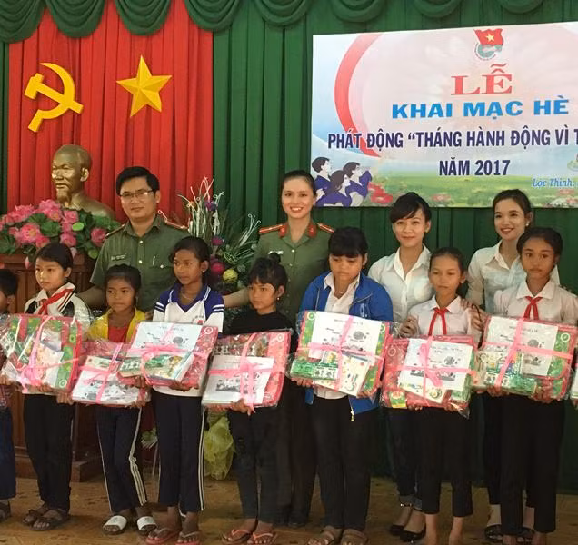 Đoàn viên, thanh niên tổ chức thăm, tặng quà cho trẻ em nghèo