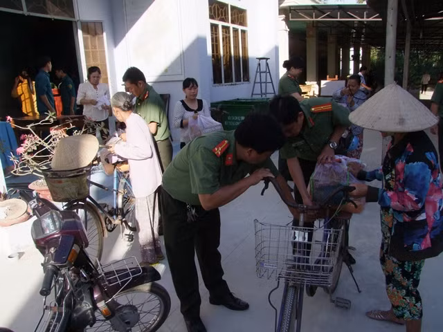 Cán bộ, chiến sỹ giúp bà con để quà lên xe đưa về nhà
