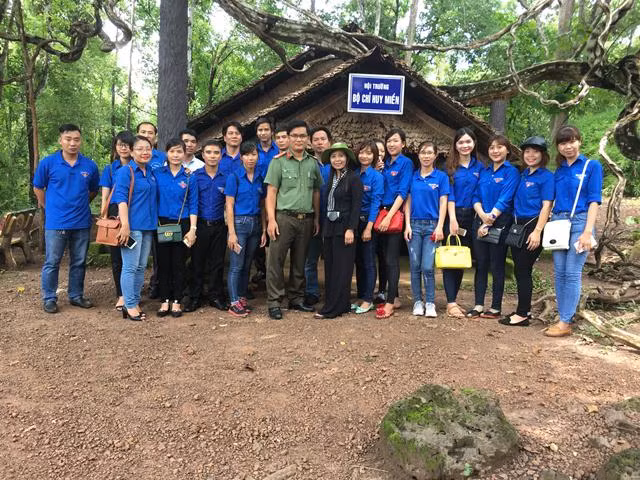 Đoàn viên thanh tham gia về nguồn tại khu căn cứ Tà Thiết, xã Lộc Thịnh