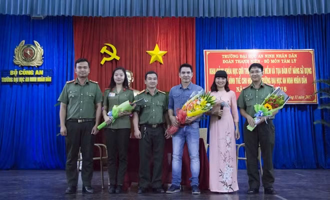 Đại học ANND tặng hoa cho các đại biểu khách mời