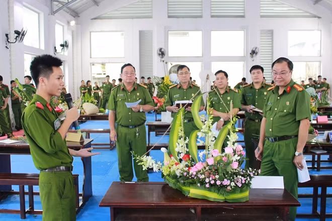 Các học viên tranh tài tại hội thi cắm hoa