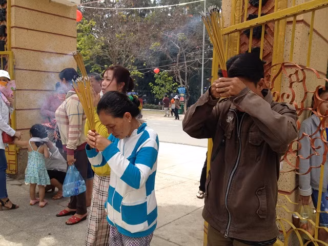Du khách dâng hương tại núi Bà Đen Tây Ninh