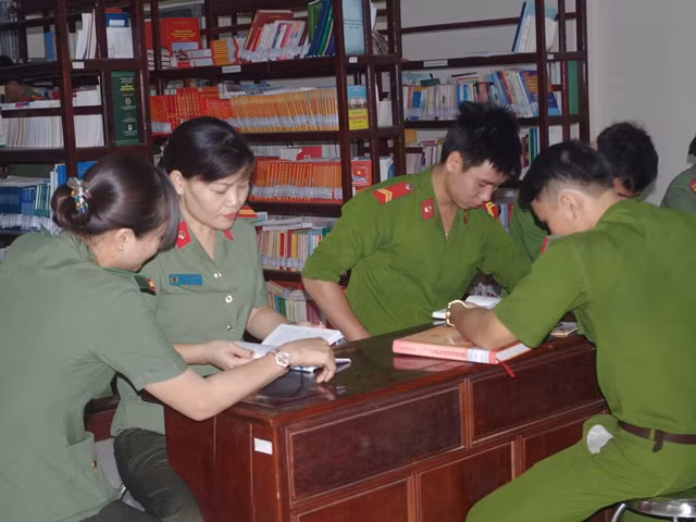Cán bộ, chiến sỹ cùng đọc và thảo luận