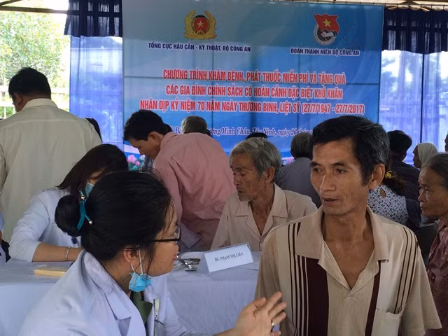 Cán bộ, chiến sĩ khám ân cần khám bệnh; đến tận nhà thăm hỏi, tặng quà cho các thương bệnh binh, gia đình chính sách
