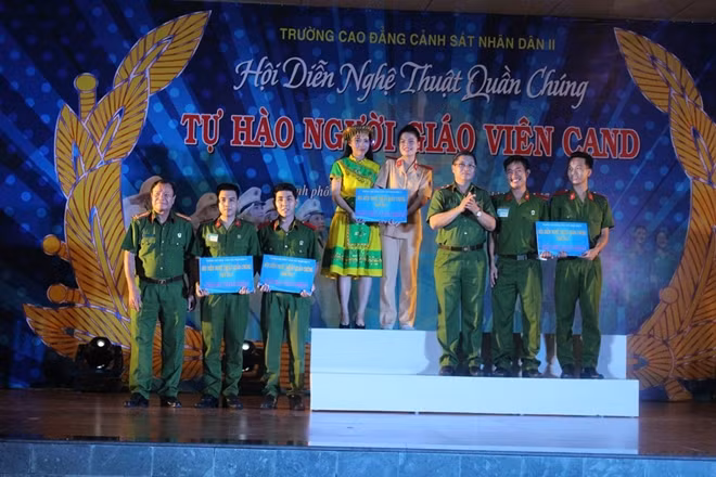 Thiếu tướng Vũ Đức Khiển khen thưởng các đơn vị đoạt giải.