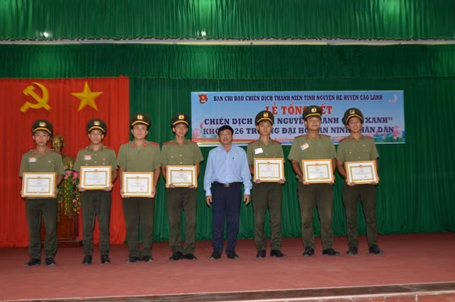 Trao thưởng cho các tập thể, cá nhân xuất sắc