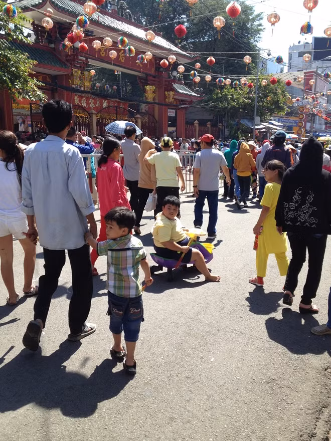 Nhiều em nhỏ "đội nắng" cùng gia đình đến chùa Bà