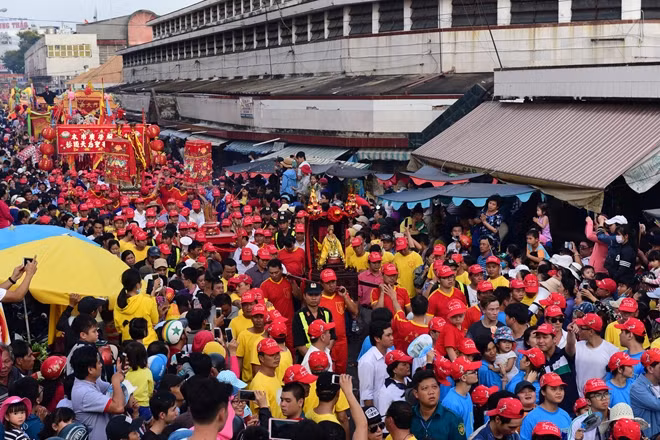 Hàng vạn người tham gia rước cộ chùa Bà.