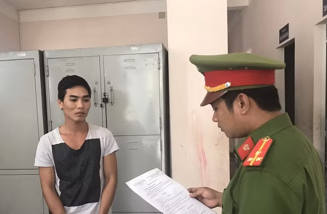 Cán bộ Công an đọc lệnh bắt giữ Cảnh