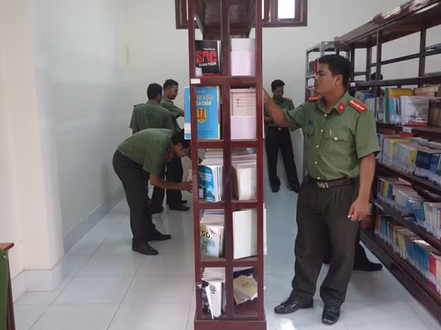 Cán bộ, chiến sỹ lựa chọn sách mình quan tâm
