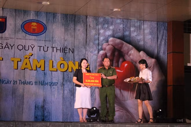 Trường Cao đẳng CSND II trao tặng 50 triệu đồng cho quỹ ủng hộ đồng bào miền Trung