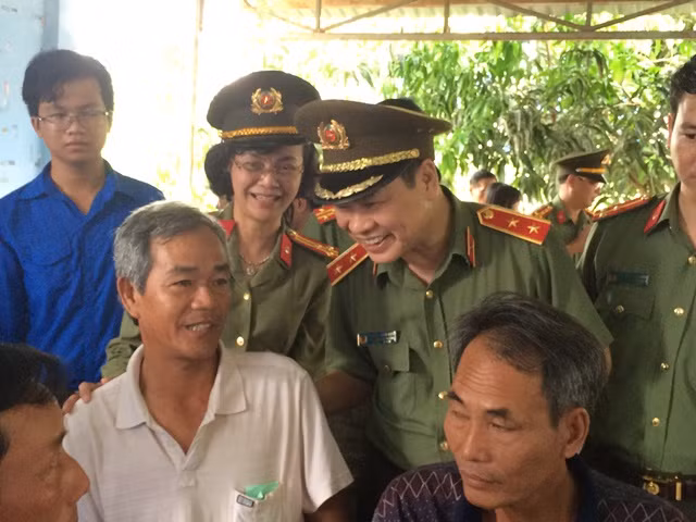Trung tướng Nguyễn Xuân Mười cùng đoàn công tác ân cần thăm hỏi các thương bệnh binh, gia đình chính sách
