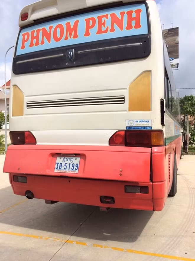Xe khách "đội lốt" vận chuyển thuốc lá.