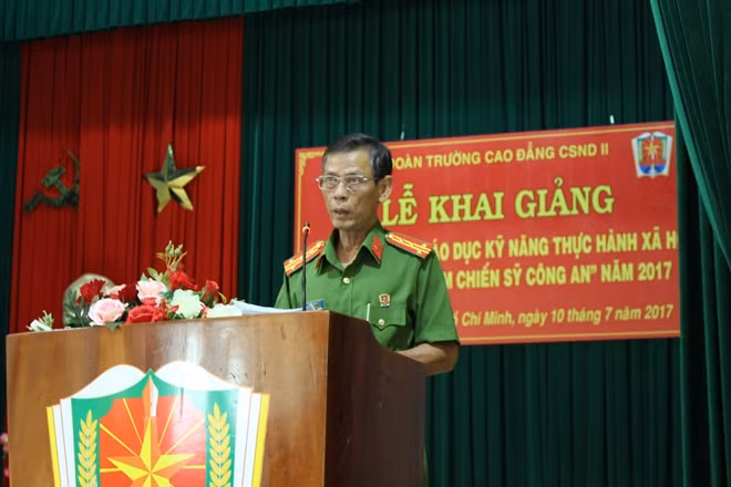 Đại tá Trần Kim Diện phát biểu tại buổi lễ