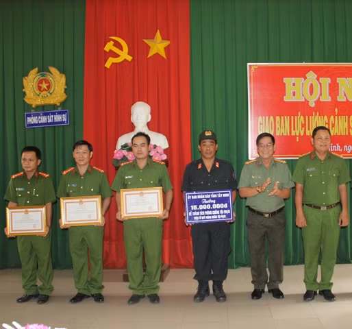 Các tập thể, cá nhân được khen thưởng