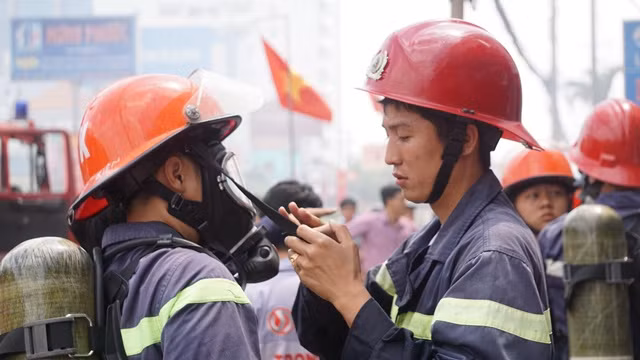 Nhiều cán bộ, chiến sĩ được trang bị bình dưỡng khí để tiếp cận khu vực cháy