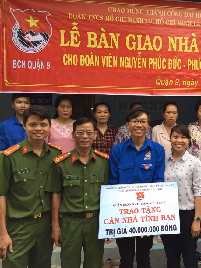 Các đại biểu tham dự lễ trao tặng nhà