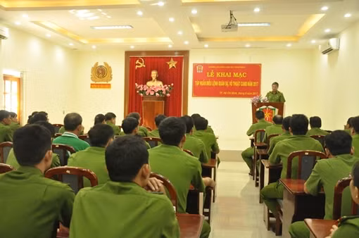 Hơn 400 cán bộ, chiến sỹ tập huấn quân sự, võ thuật CAND