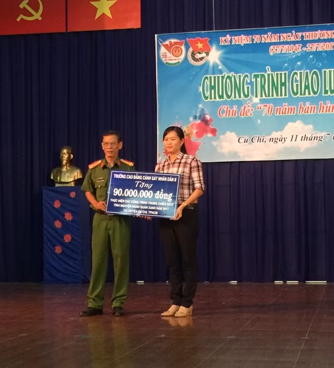 Trường Cao đẳng CSND II trao bảng tượng trưng tặng số tiền 90 triệu đồng