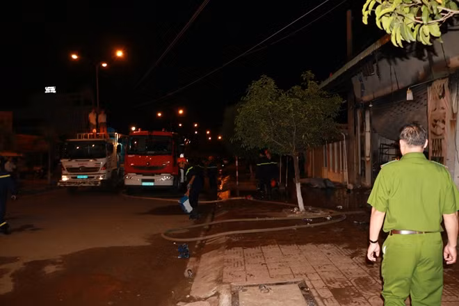 Hiện trường vụ cháy trong đêm
