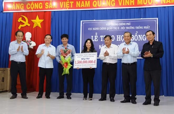 Phó Thủ tướng thường trực Trương Hoà Bình và Chánh Văn phòng Trung ương Đảng Nguyễn Văn Nên chứng kiến trao tặng 1,5 tỷ đồng xây nhà tình nghĩa cho tỉnh