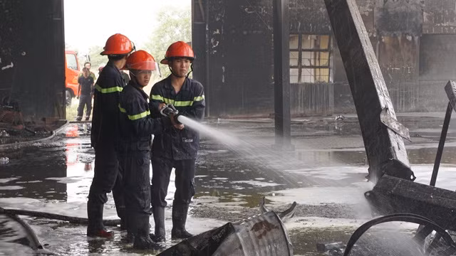 Lực lượng Công an tích cực dập lửa.