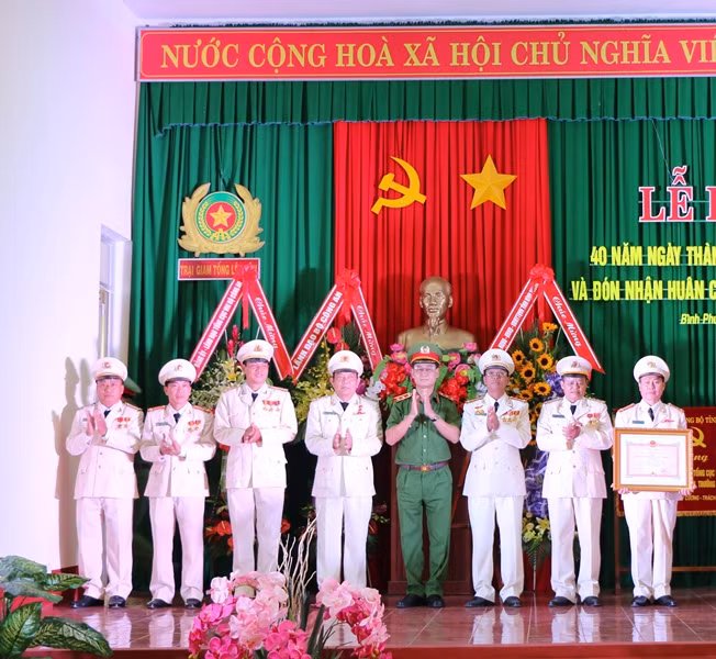 Thừa ủy quyền của Chủ tịch nước, Trung tướng Nguyễn Ngọc Bằng trao Huân chương Bảo vệ Tổ quốc hạng Nhất cho tập thể Trại giam Tống Lê Chân