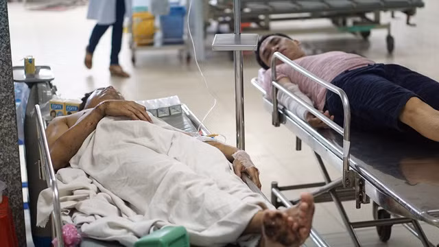 Các công nhân bị bỏng được bác sỹ tích cực chữa trị Các công nhân bị bỏng được bác sỹ tích cực chữa trị