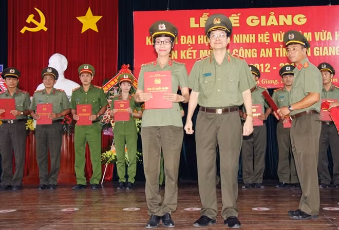 Thiếu tướng Đặng Văn Đoài trao Bằng tốt nghiệp cho các học viên
