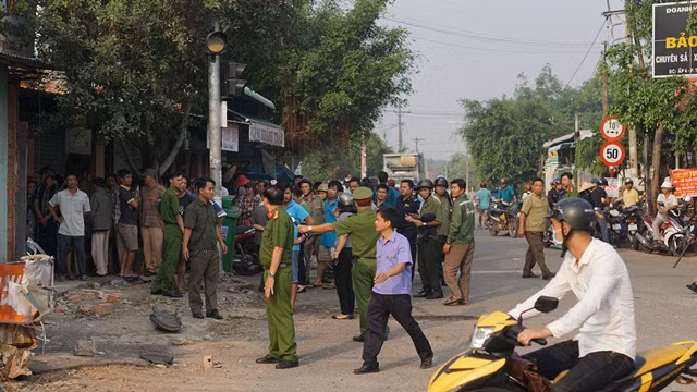 Hiện trường vụ tai nạn thu hút hàng trăm người dân hiếu kỳ