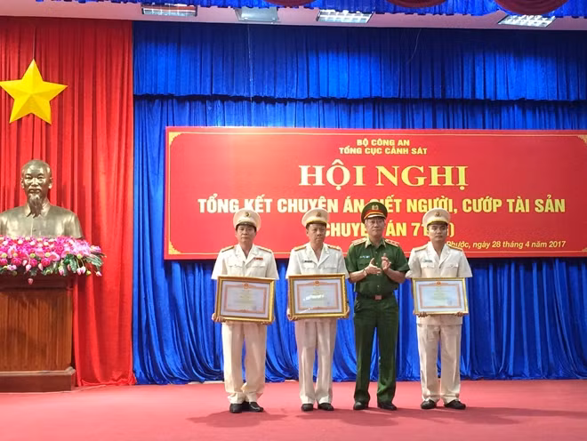 Các cá nhân được khen thưởng