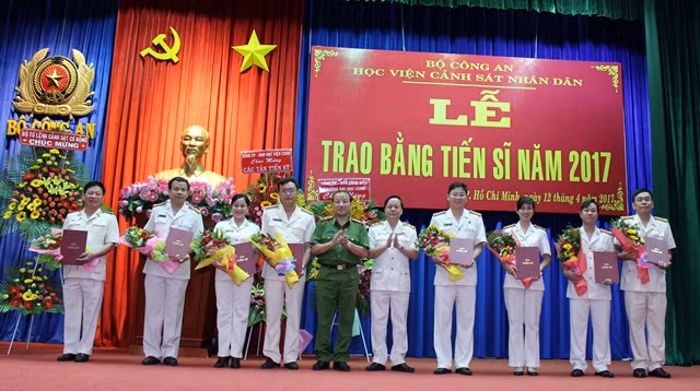 Trung tướng, GS.TS Nguyễn Xuân Yêm trao bằng cho tân Tiến sỹ